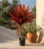 דרקונית אדומה מלאכותית בעציץ