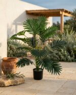 צמח מונסטרה ודקל ארקה מלאכותי בעציץ שחור