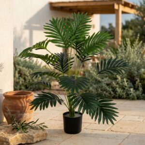 צמח מונסטרה ודקל ארקה מלאכותי בעציץ שחור