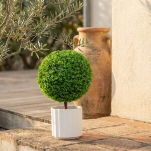 טופיארי כדור מלאכותי בעציץ לבן