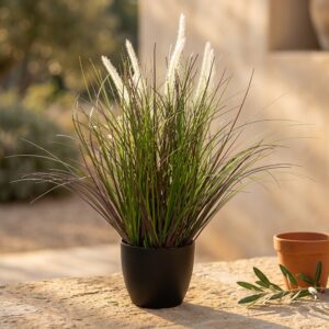 עשב נוי מלאכותי בעציץ שחור