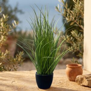 עשב נוי מלאכותי בעציץ שחור