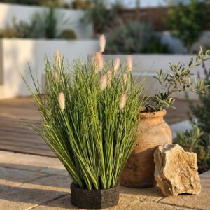 עשב נוי מלאכותי עם תפרחות ורודות