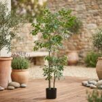 עץ מלאכותי ירוק בעציץ