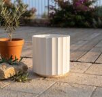 עציץ פסים אנכיים לבן מפלסטיק