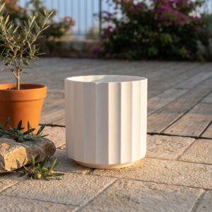 עציץ פסים אנכיים לבן מפלסטיק