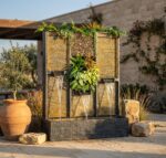 קיר מים דקורטיבי עם צמחייה מלאכותית